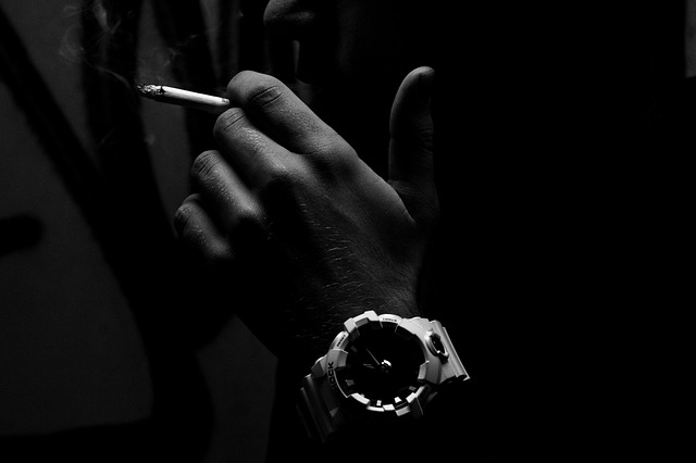 cigareta v ruce